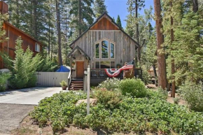 Silver Pine Lodge - Features a family room with shuffleboard, Peloton bike, and dumbbells! Hot tub!